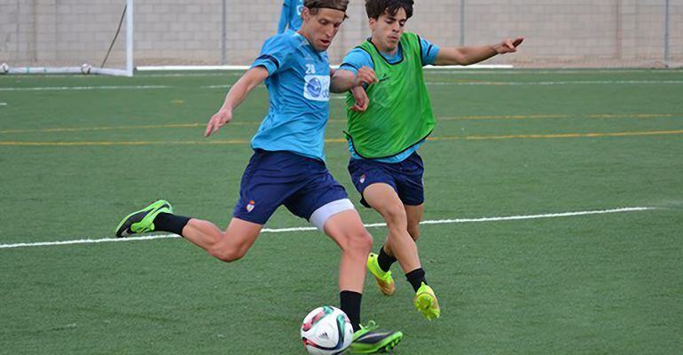 Dos jugadores del Real Jaén durante un entrenamiento de esta semana.