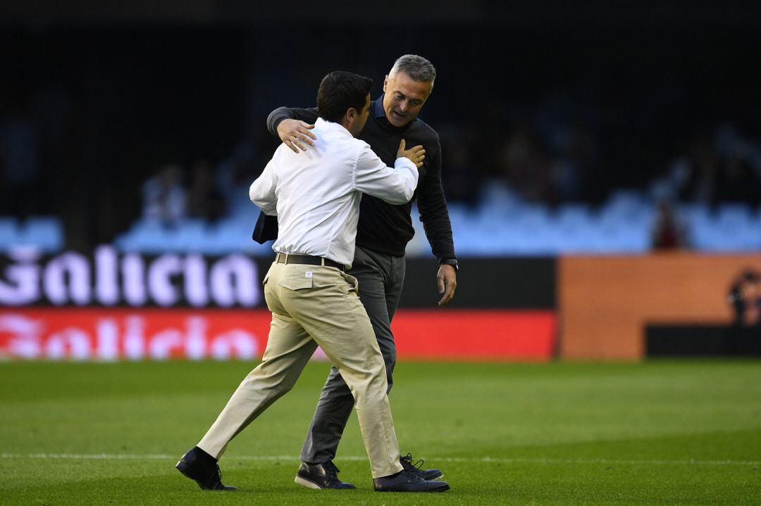 Fran Escribá y Gallego hablan antes de empezar el Celta Espanyol