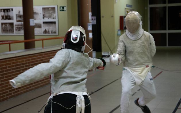 Dos jóvenes alumnos del club conquense practican la esgrima.