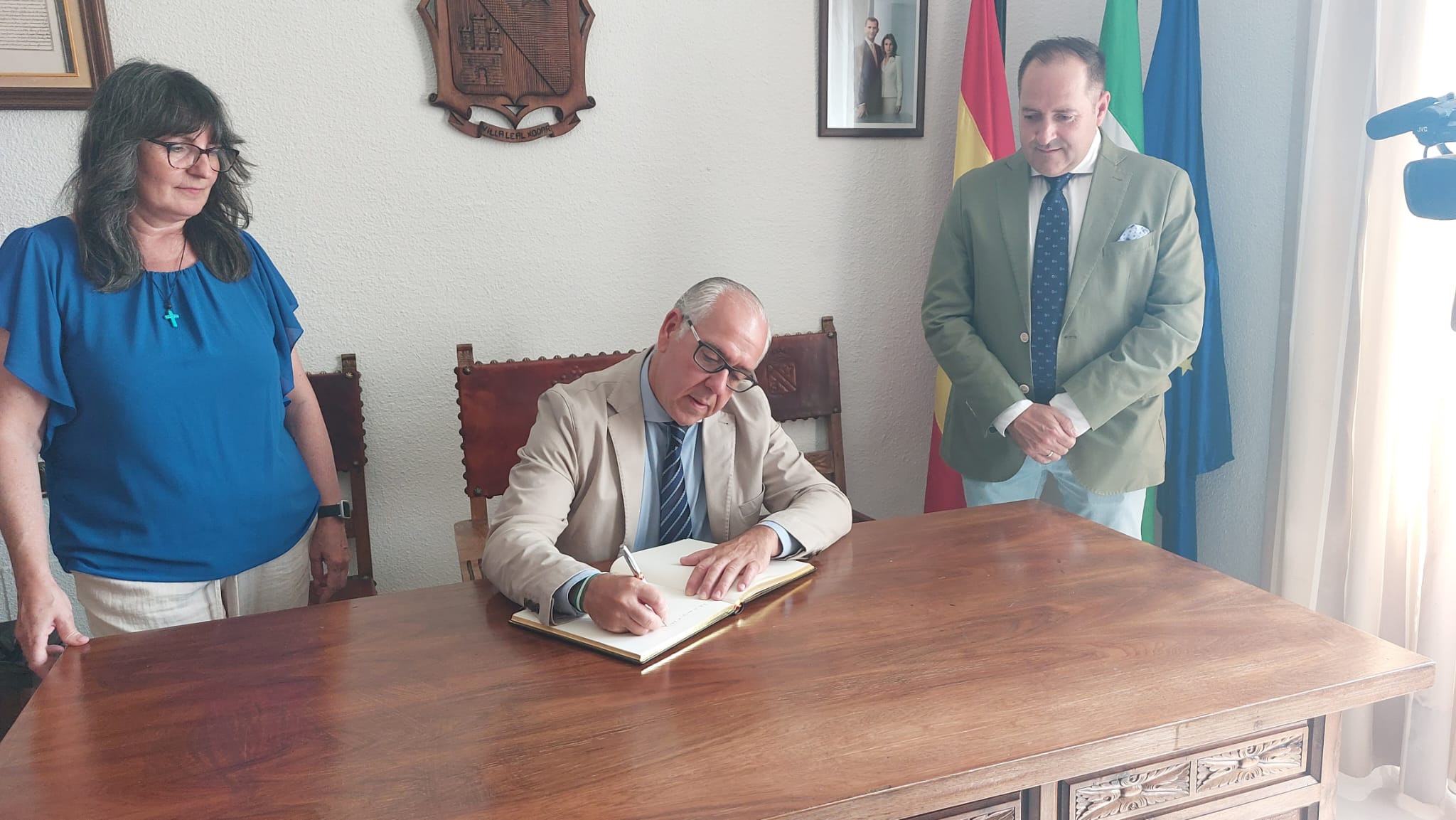 Momento de la firma del Delegado de la Junta, Jesús Estrella, en el Libro de Honor, en presencia de la alcaldesa de Jódar, Juana Cazorla, y el primer teniente de alcalde, Juan Ruiz