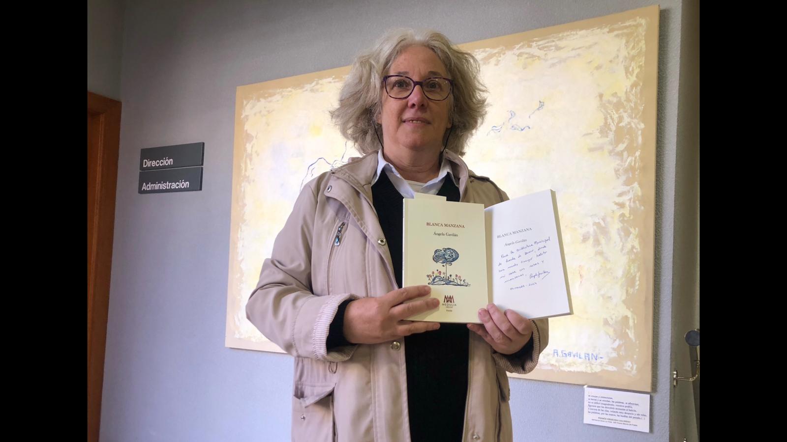 Ángela Gavilán, presentando su libro Blanca Manzana junto a María José Madrazo en 2024