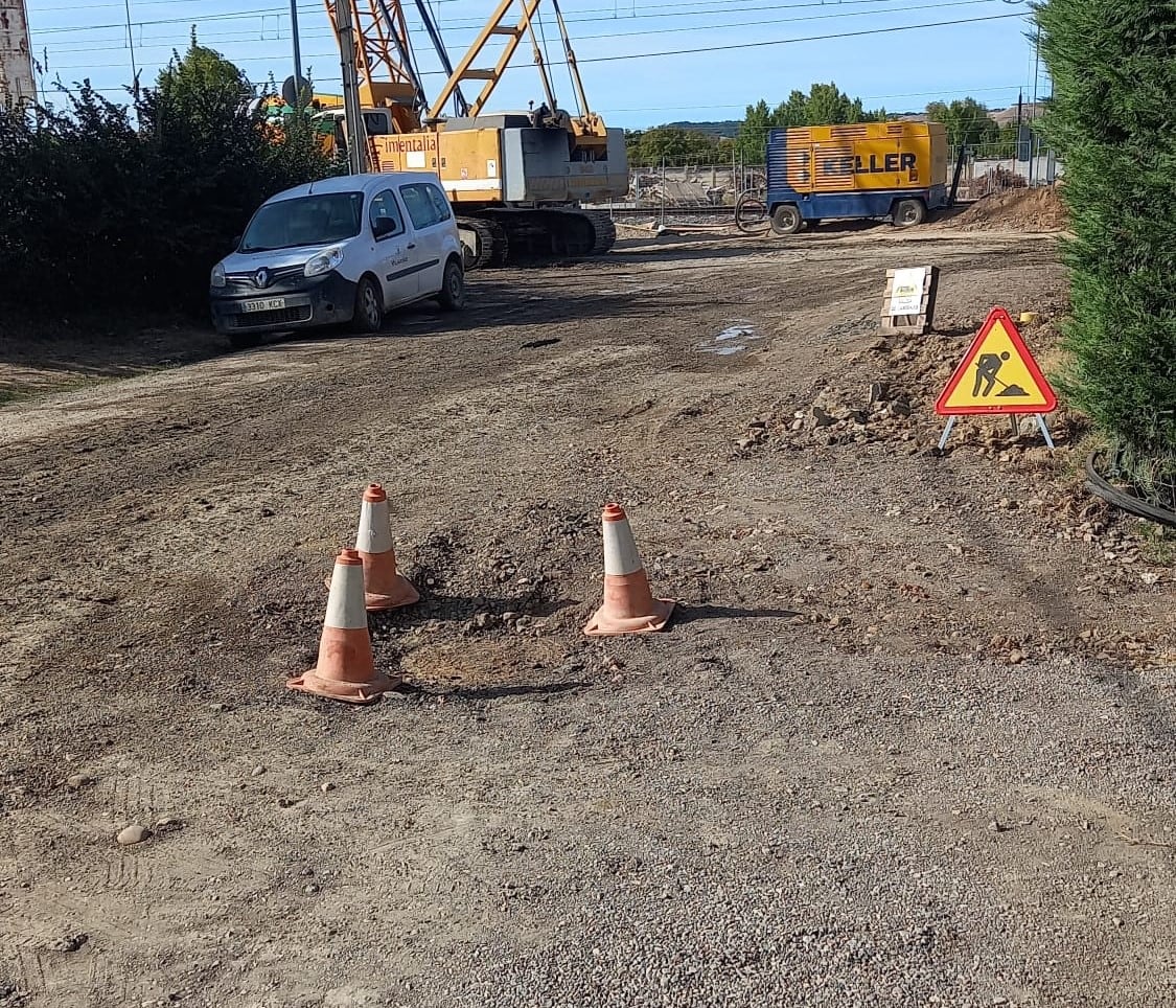 Las máquinas y el barro hacen muy difícil a los vecinos del Camino Viejo de Husillos llegar hasta sus casas