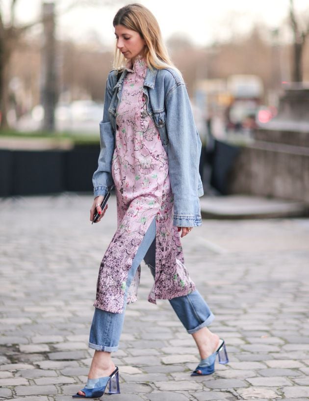 Una invitada en la Semana de la Moda de París.