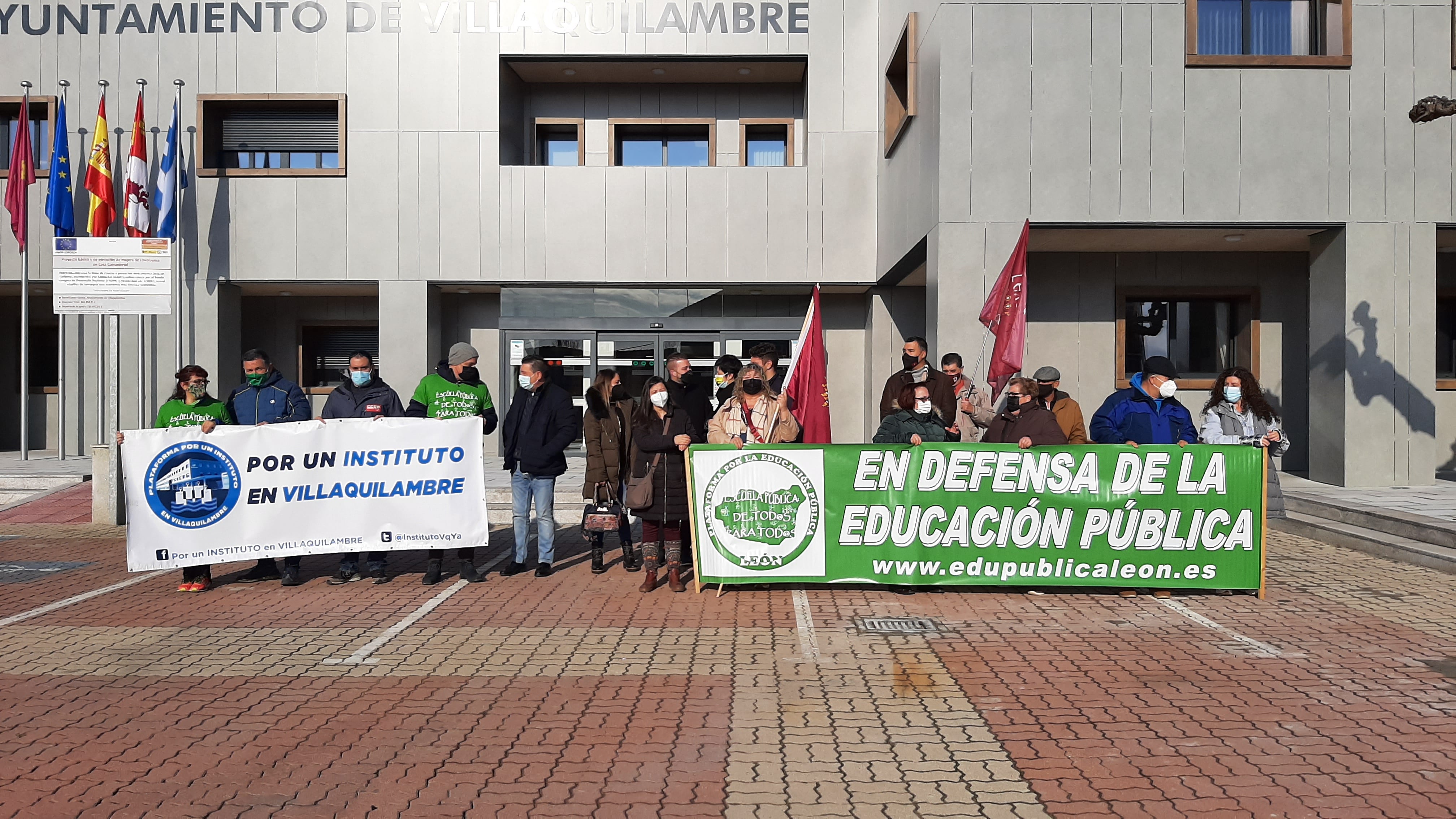 La Plataforma Por un Instituto en Villaquilambre se concentra frente al Ayuntamiento