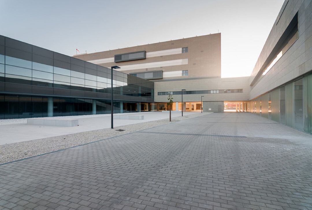 Una de las zonas exteriores del Hospital Comarcal de La Línea de la Concepción.