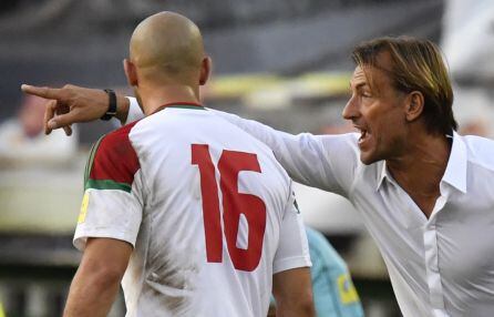 El pepinero Amrabat (16) recibe instrucciones del seleccionador marroquí durante el partido contra Costa de Marfil en Abidjan.