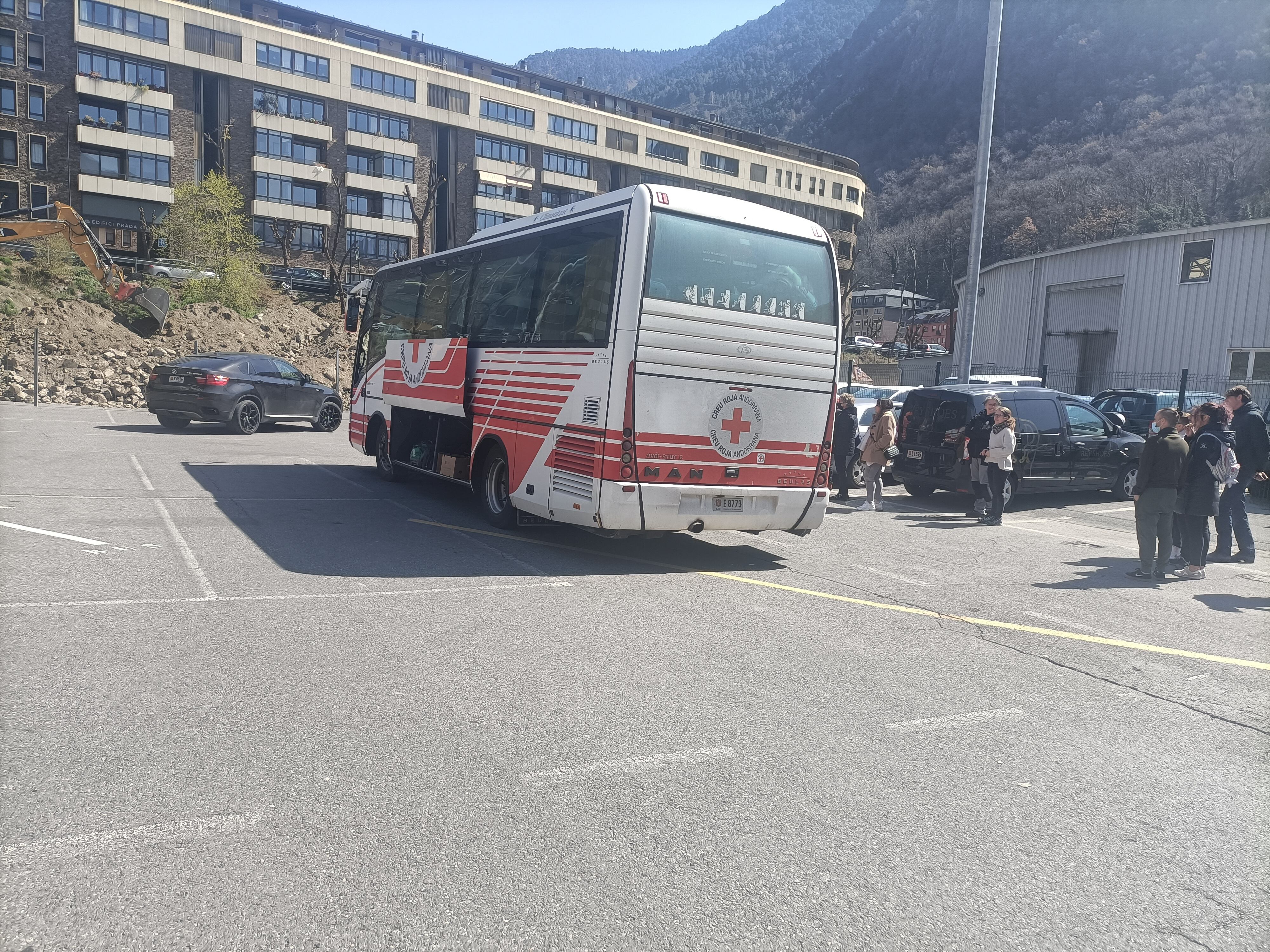 Arriba a Andorra el comboi de Creu Roja amb quinze refugiats ucraïnesos