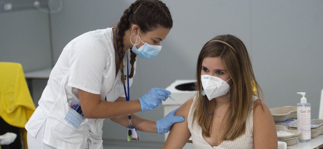 Una enfermera administrando una dosis de la vacuna de la Covid-19