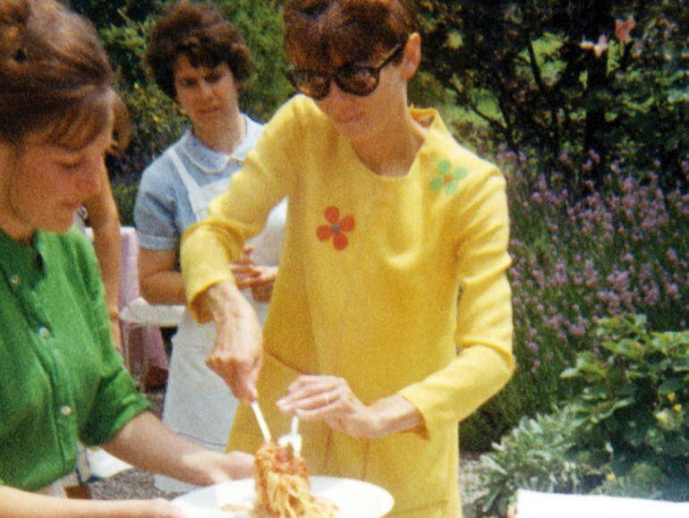 La portada de &#039;Audrey en casa&#039; muestra a la actriz con uno de sus platos favoritos.