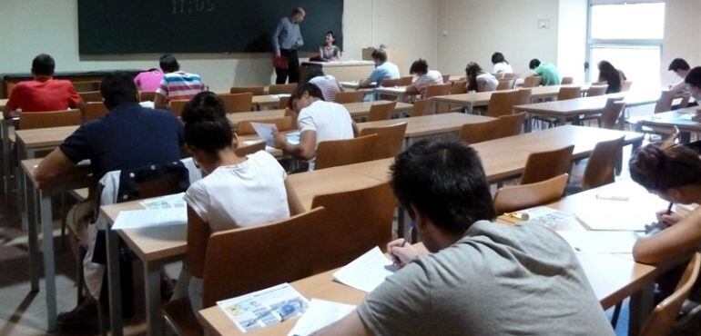 Estudiantes mayores de 18 años durante la realización de las pruebas para obtener la ESO