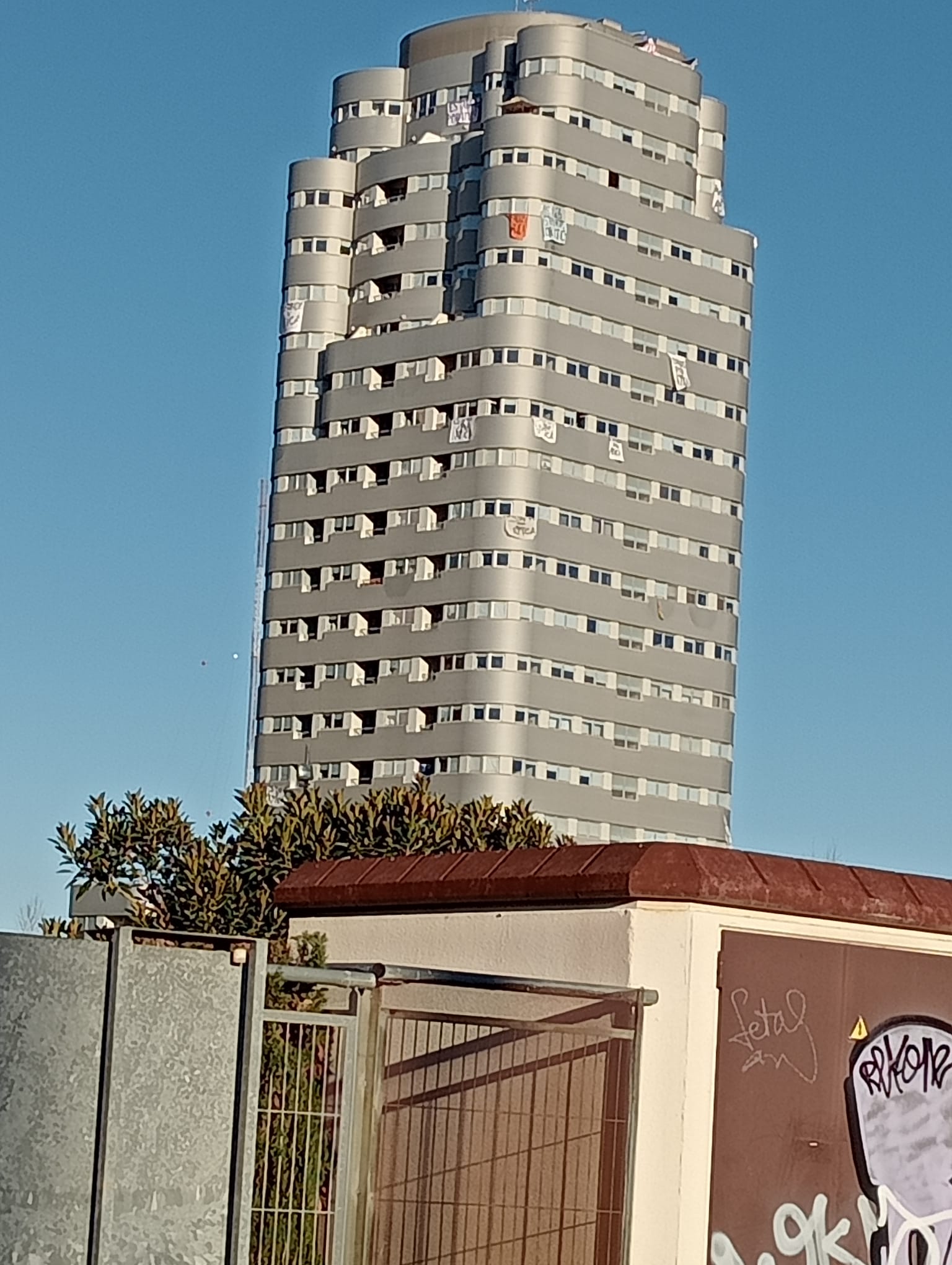 Edificio de Sociópolis, en La Torre, que un fondo de inversión pretende desahuciar