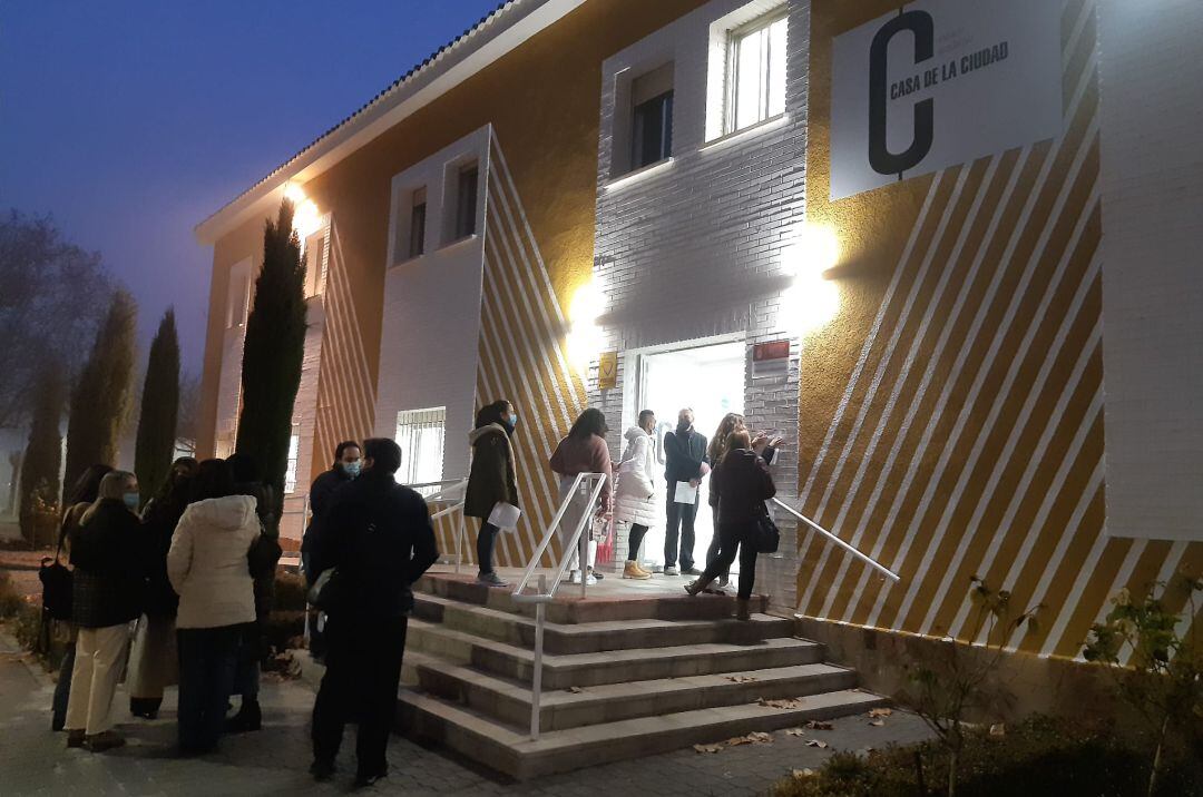 Participantes del casting haciendo cola a la puerta de la Casa de la Ciudad