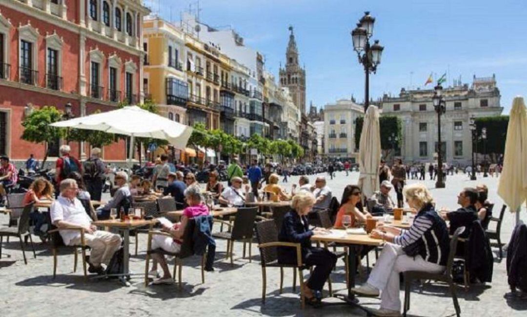 Veladores en la Plaza de San Francisco, antes de la pandemia