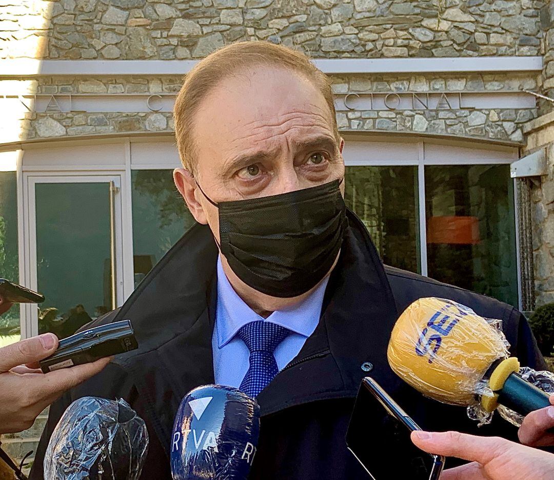 Josep Pintat atenent els mitjans de comunicació en la compareixença d'aquest dijous per explicar la presentació del recurs d'inconstitucionalitat a la llei de seguretat ciutadana.