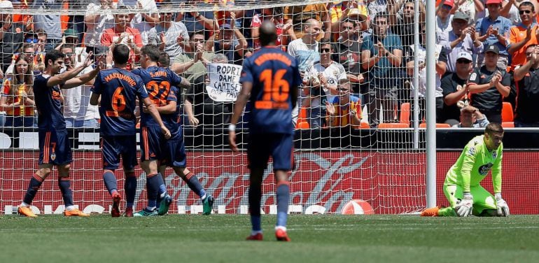 GRAF1340. VALENCIA, Los jugadores del Valencia celebran el segundo gol marcado por el centrocampista protugués,Goncalo Manuel Ganchinho Guedes (1i), al Deportivo La Coruña, durante el partido correspondiente a la jornada 38 de LaLiga, que se juega en el e