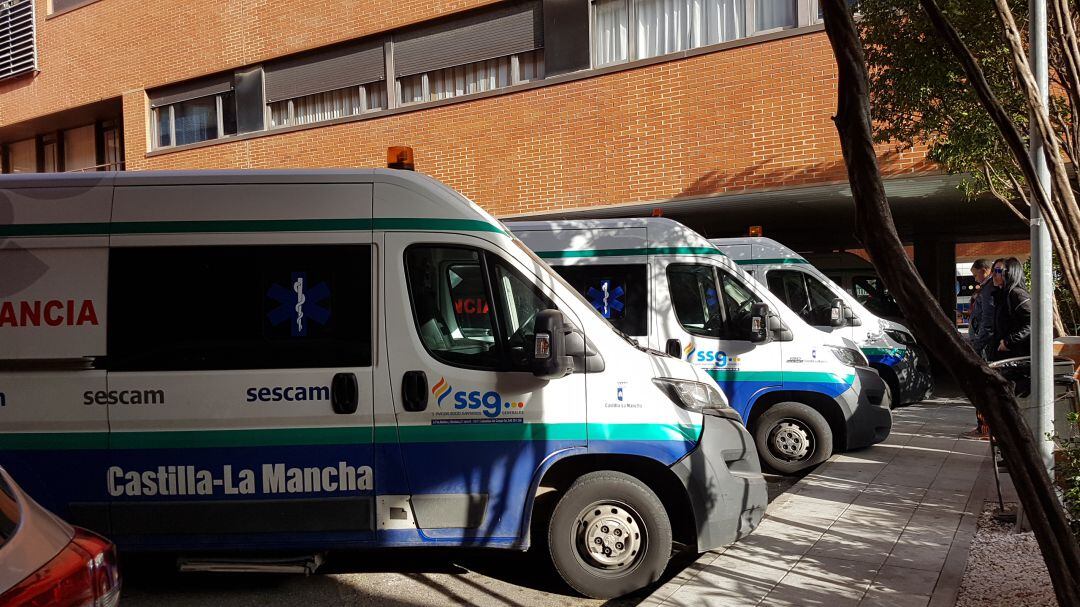 Ambulancias estacionadas en el Hospital de Guadalajara