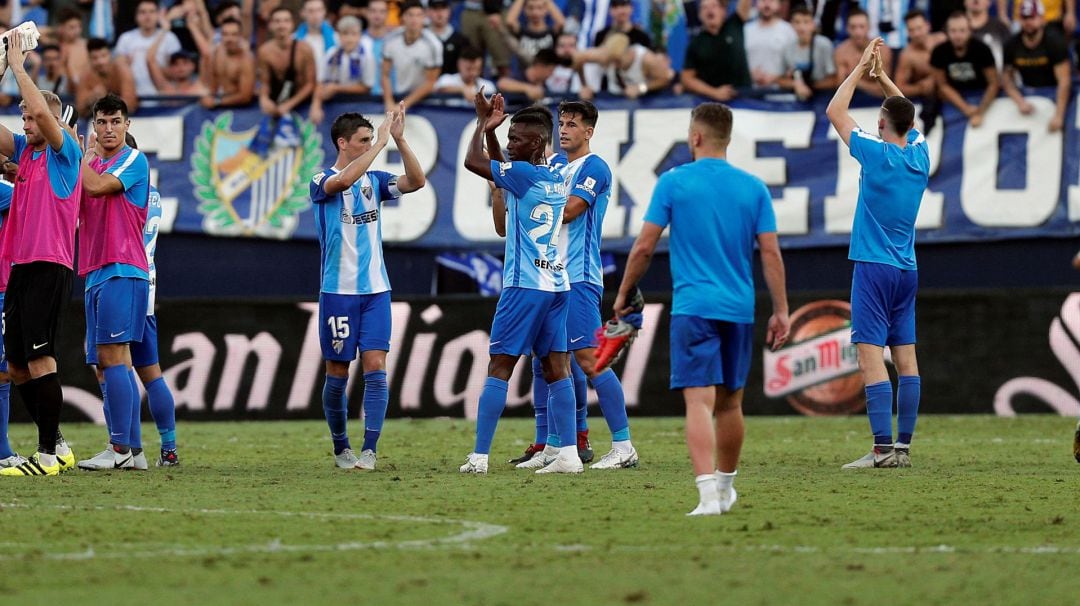 Varios jugadores del Málaga celebran la victoria ante el Córdoba