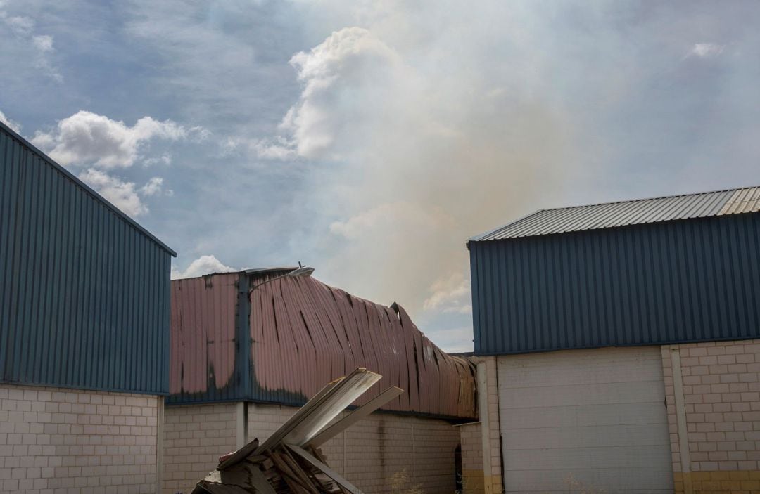 Columna de humo del incendio originado en una nave abandonada de una empresa de colchones de espuma de Manzanares (Ciudad Real)