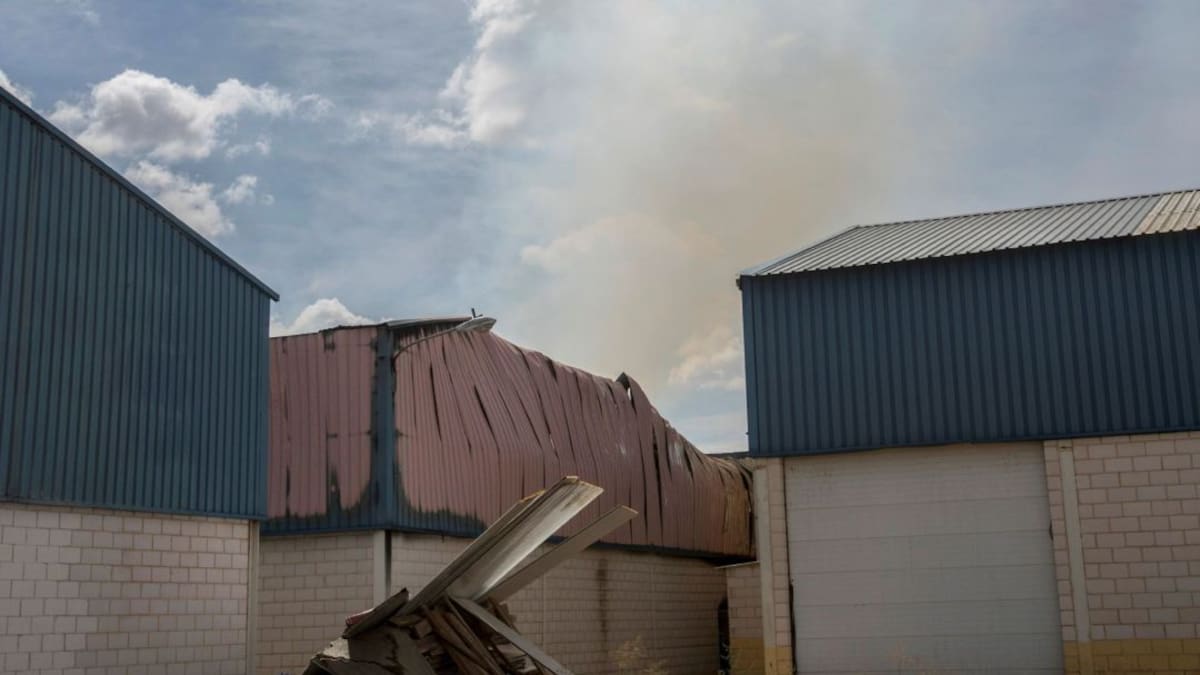 Encontrados dos cadáveres bajo los escombros de la nave incendiada en Manzanares