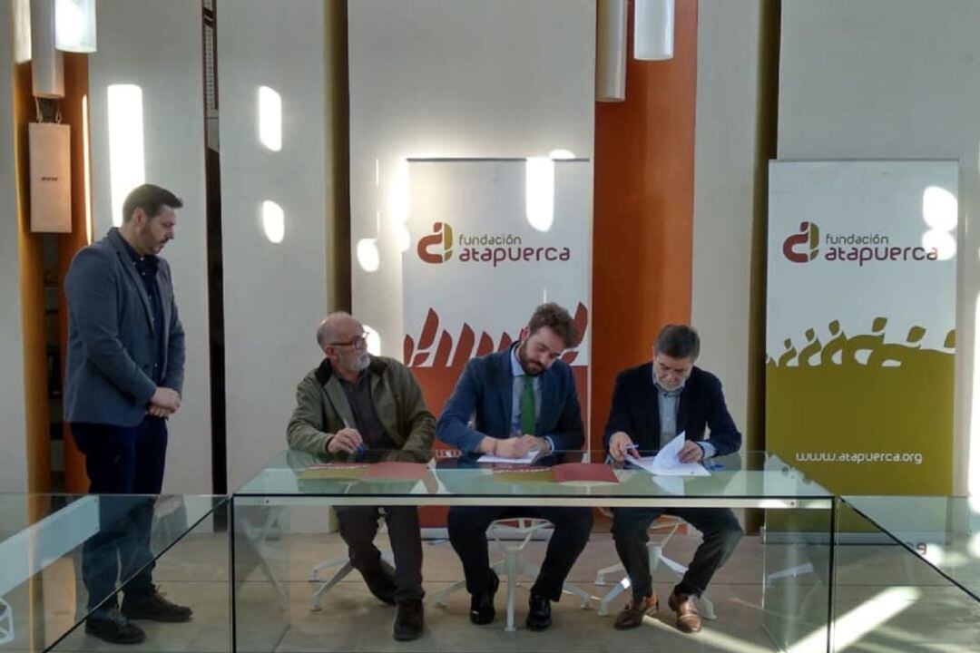 Momento de la firma del convenio entre el alcalde de Bedmar-Garcíez y los responsables de laFundación de Atapuerca