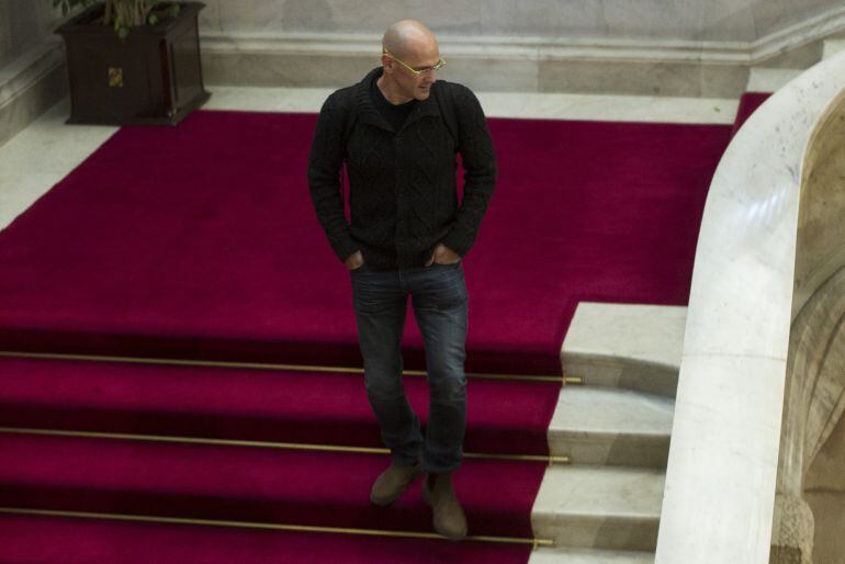 El líder de Junts pel Sí, Raül Romeva, en las escaleras del Parlament, a la espera de una posible reunión entre los negociadores de Junts pel Sí y la CUP, en un último esfuerzo negociador que evite las elecciones catalanas. 