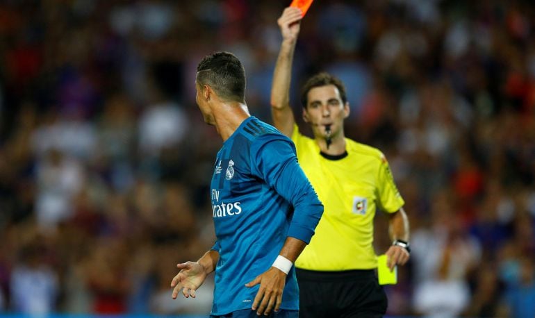 El momento en el que Cristiano Ronaldo vio la roja en el partido de ida en la Supercopa