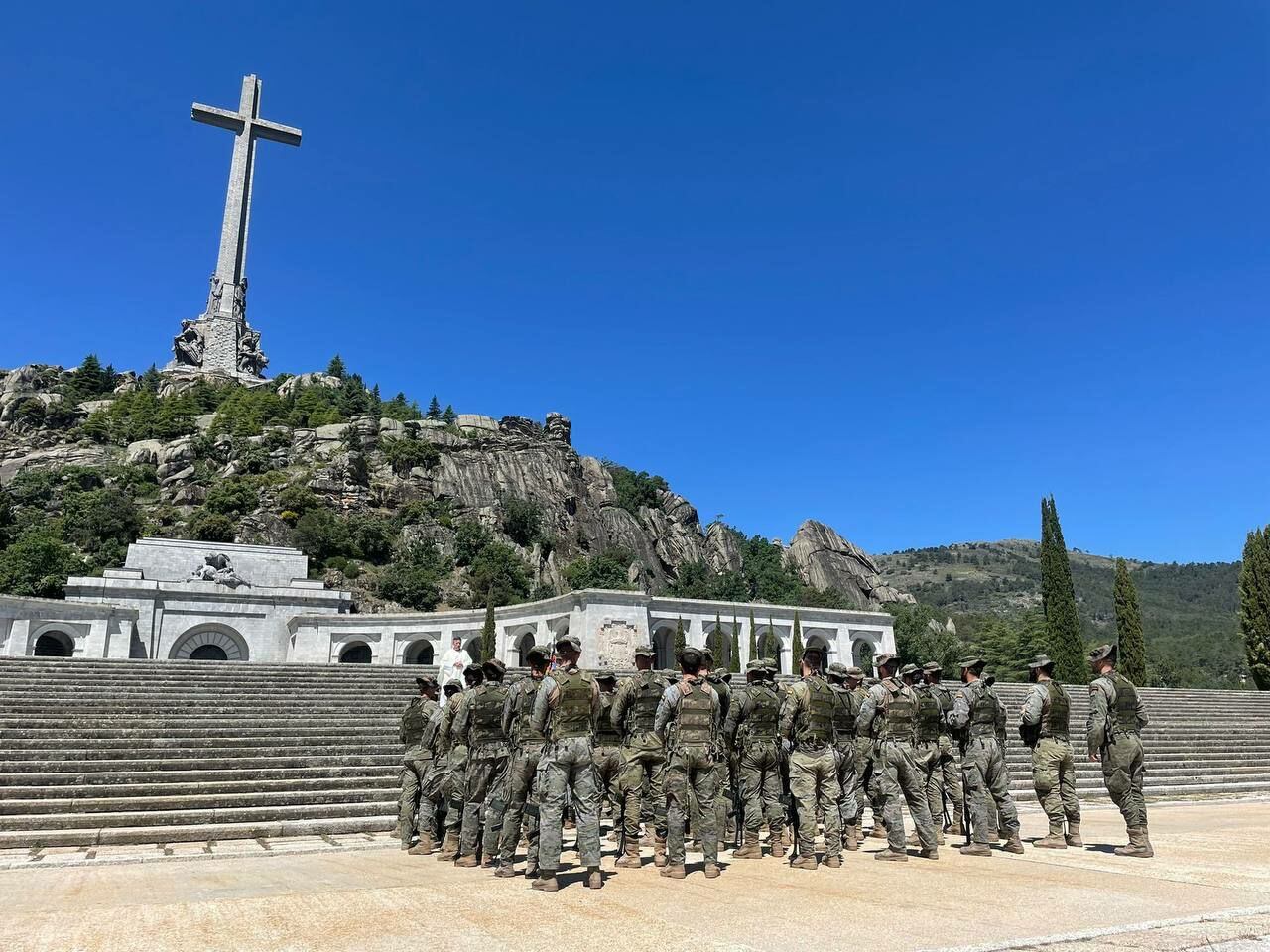 La compañía Uad Ras II/31 del Ejército de Tierra que se presentó en el Valle de los Caídos para ser bendecida por orden de su capitán y un sacerdote fue el encargado de rociar con agua bendita el banderín de la misma