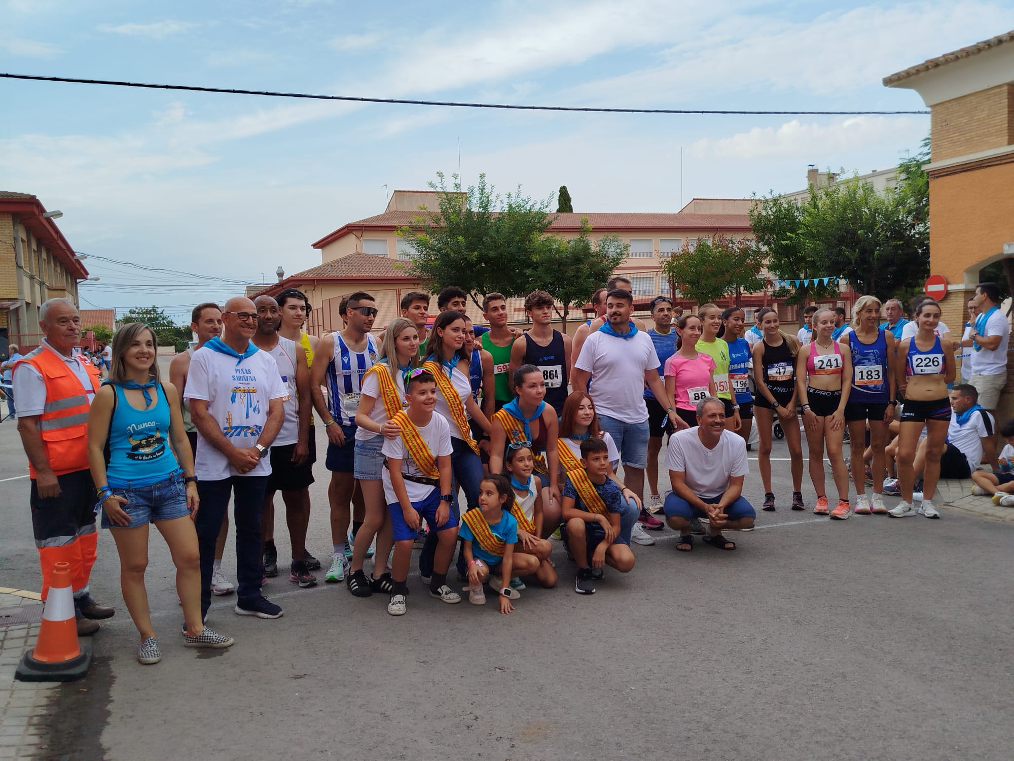 Mairalesas, mairales y corredores de la carrera del pollo en Sariñena