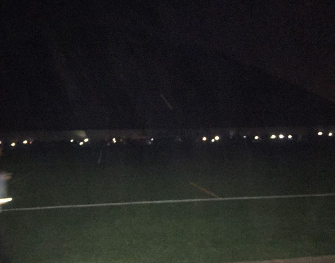 Campo de fútbol de Tahiche a oscuras.