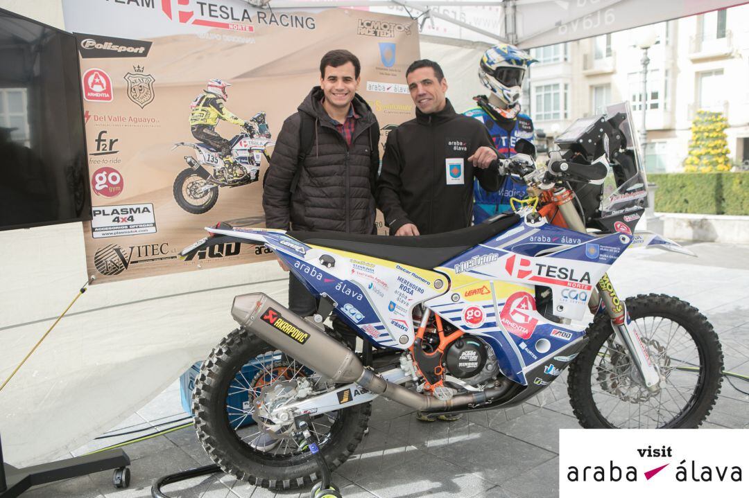 Óscar Romero (derecha) posa tras la entrevista con la moto que llevará al Rally Dakar.