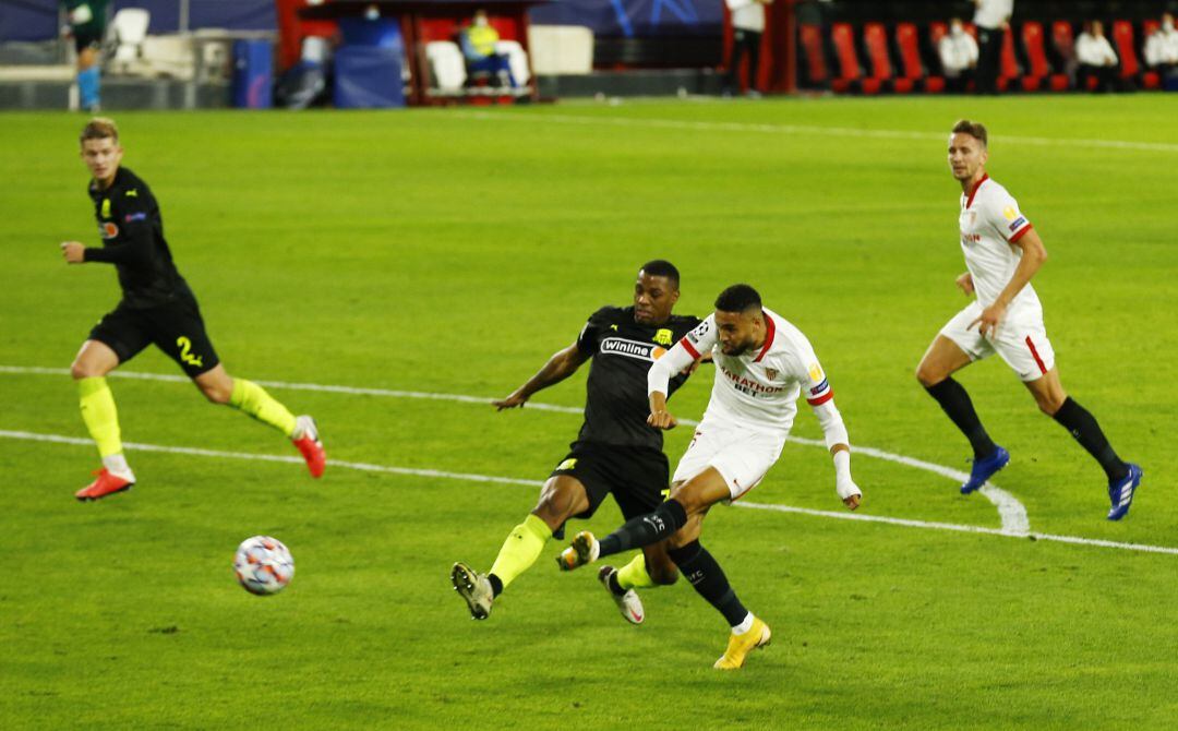 En-Nesyri define en su primer tanto de la noche.