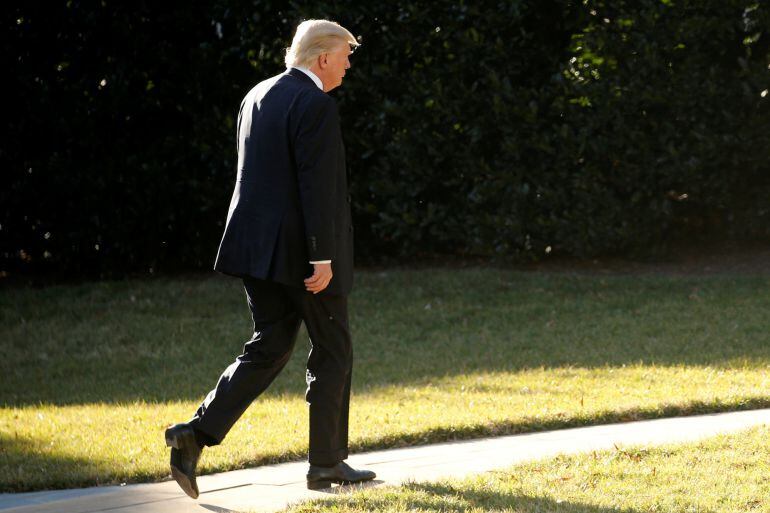 Donald Trump andando por los jardines de la Casa Blanca