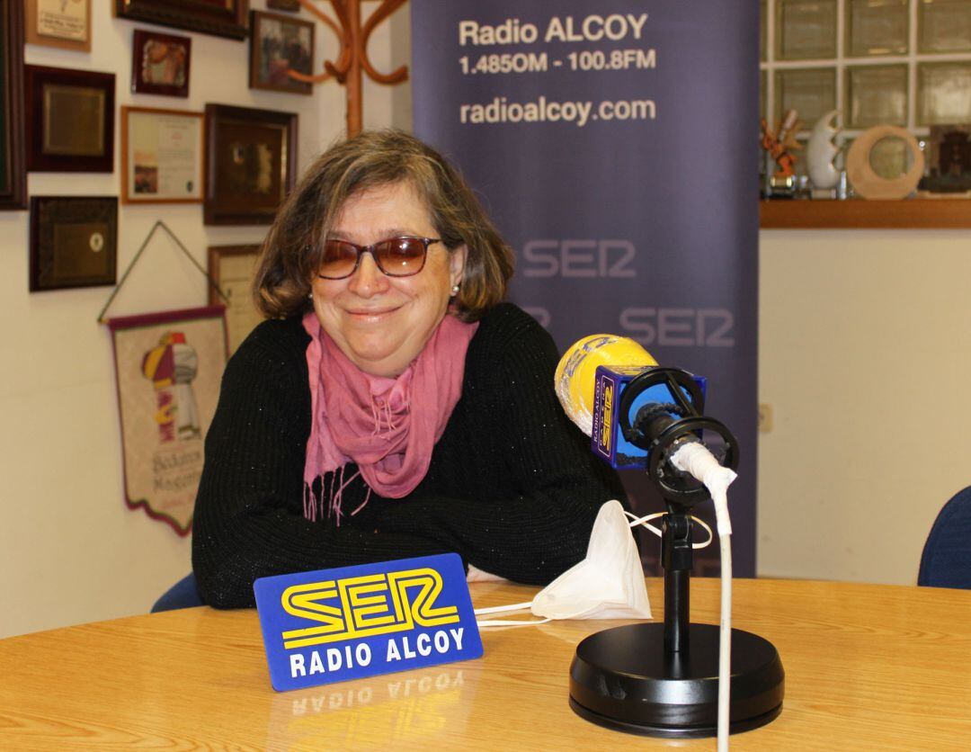 Dulce Valls, en los estudios de Radio Alcoy