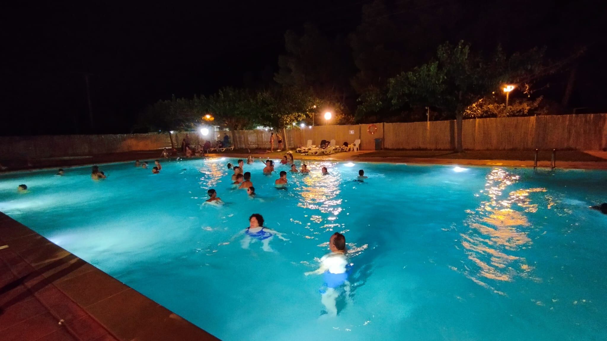 La proposta del Soleràs d'obrir les piscines de 10 a 12 de la nit les jornades de més calor, com les d'aquesta setmana, està sent un èxit de convocatòria. Foto: Ajuntament d'El Soleràs.