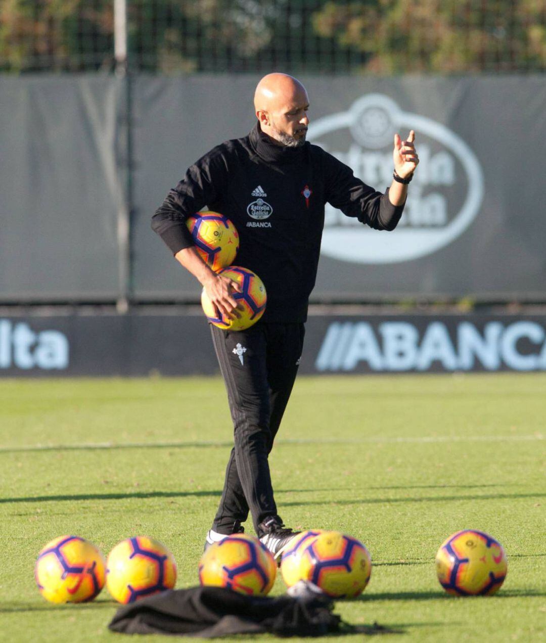 Miguel Cardoso dirigiendo al Celta