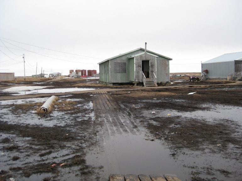 El cambio climático ha elevado la temperatura en Alaska entre 2 y 3 grados en el último medio siglo, más del doble que la media del resto del planeta, derritiendo la capa de hielo que ejercía de barrera protectora frente a la erosión y el impacto de torme