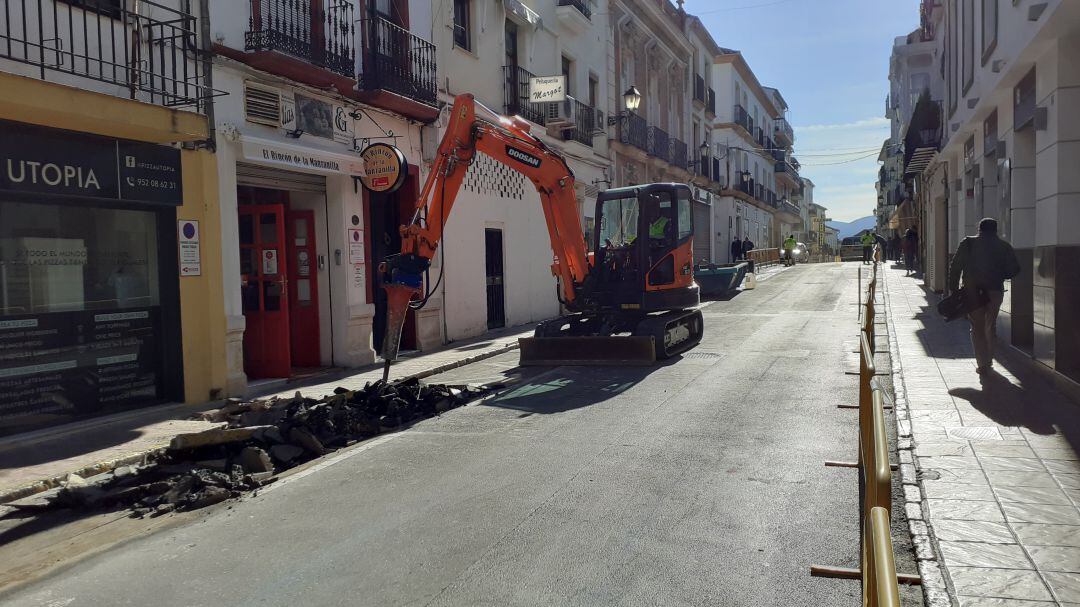 Una máquina trabaja en la zona