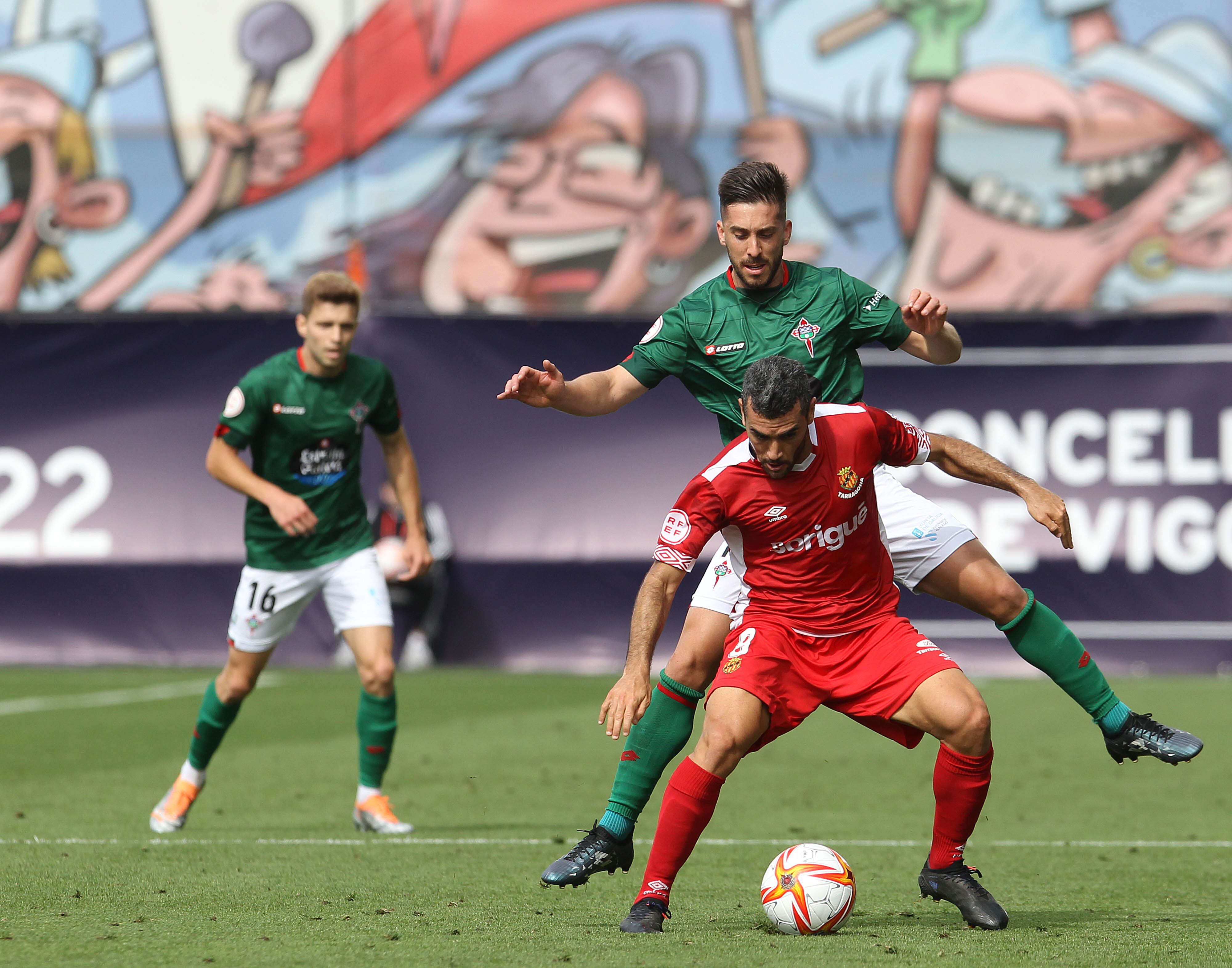 VIGO (PONTEVEDRA), 05/06/2022.- El jugador del Racing de Ferrol Héber Pena (arriba) pugna por un balón con el jugador del Nastic de Tarragona Pedro del Campo (debajo) en el partido de ascenso a segunda división celebrado en el estadio Balaídos de Vigo. EFE / Salvador Sas
