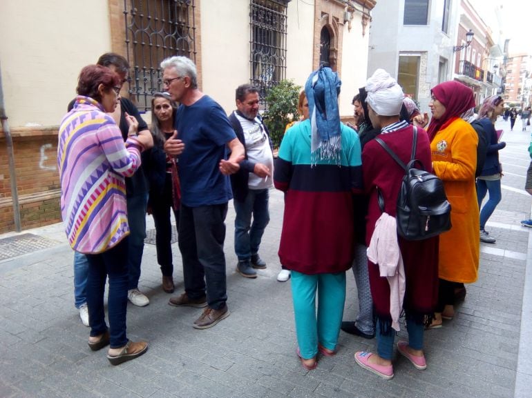 El diputado de Unidos Podemos, Diego Cañamero, junto a las temporeras marroquíes que han denunciado abusos sexuales y pésimas condiciones laborales en el campo. 