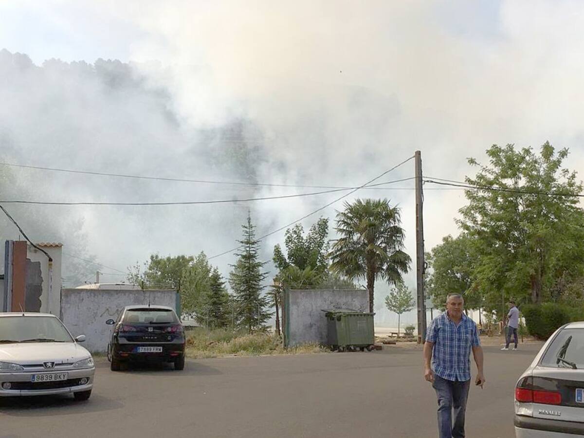 Los bomberos intervienen hasta en dos ocasiones para sofocar un incendio de pelusas en Cabezón