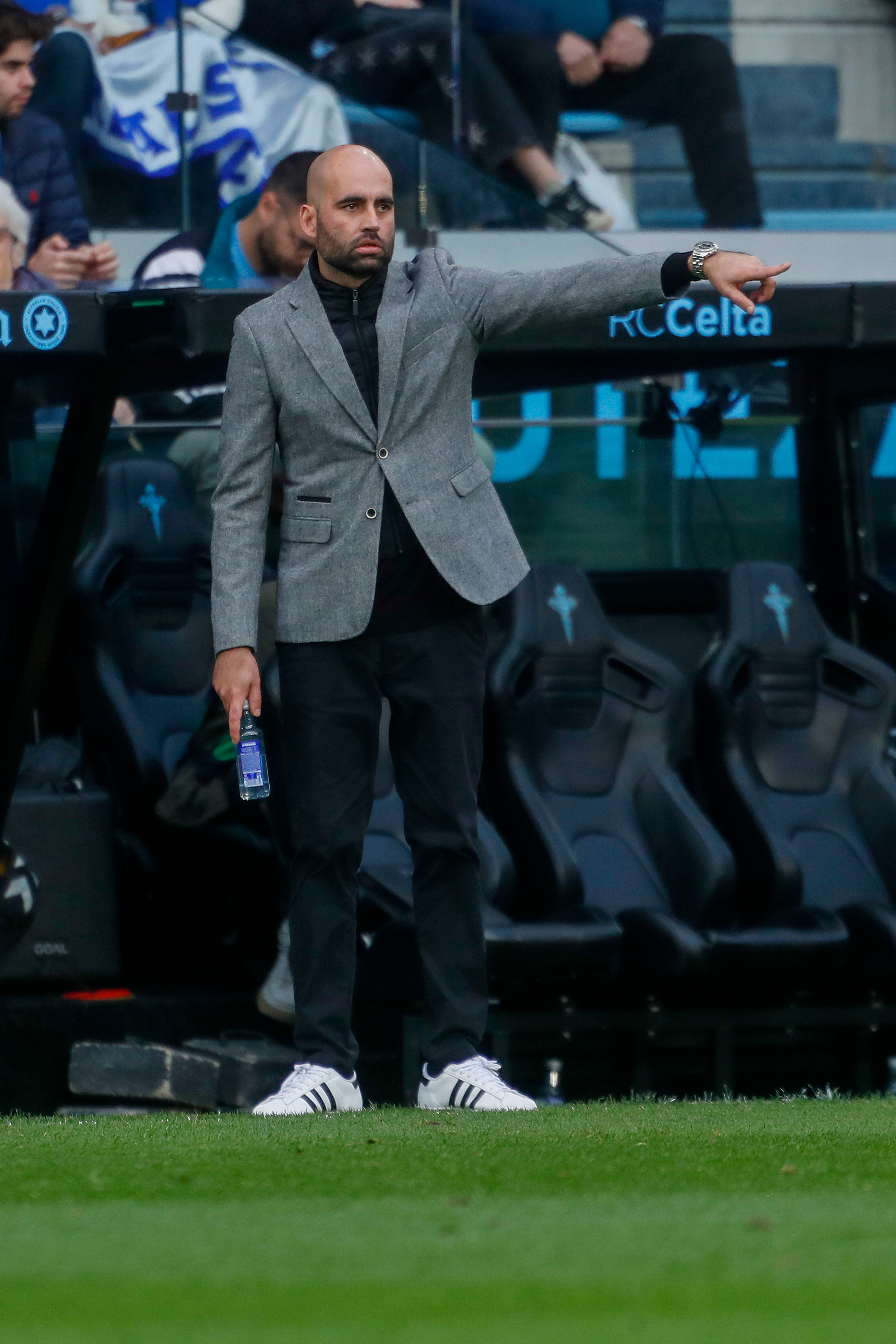 VIGO (PONTEVEDRA), 21/12/2024.- El entrenador del Celta de Vigo, Alberto Giráldez, durante el partido de Liga ante la Real Sociedad disputado este sábado en el estadio Balaídos de Vigo. EFE / Salvador Sas
