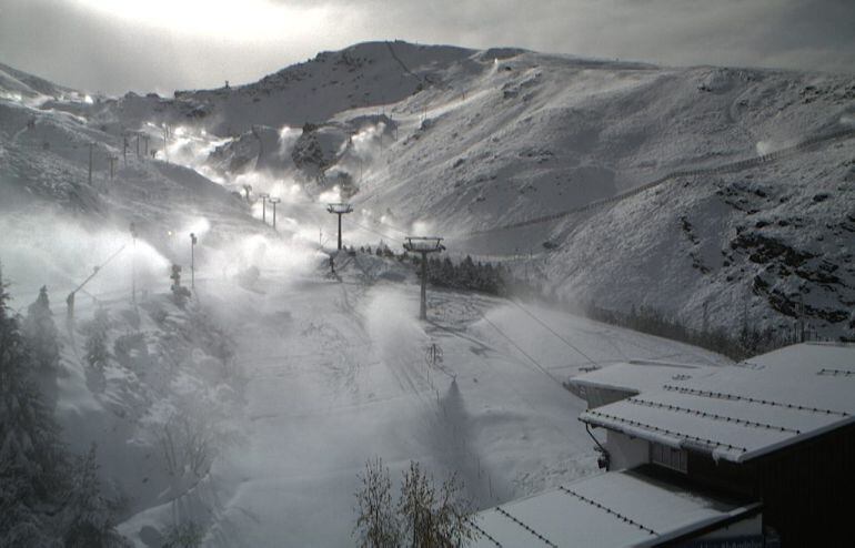 Cañones de producción de nieve a pleno rendimiento en la pista del Río de Sierra Nevada (Granada) este jueves