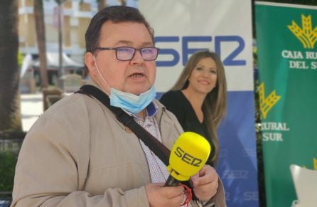 Pepe Cecilia Justo, periodista ayamontino.Al fondo, Ana Gil de la SER