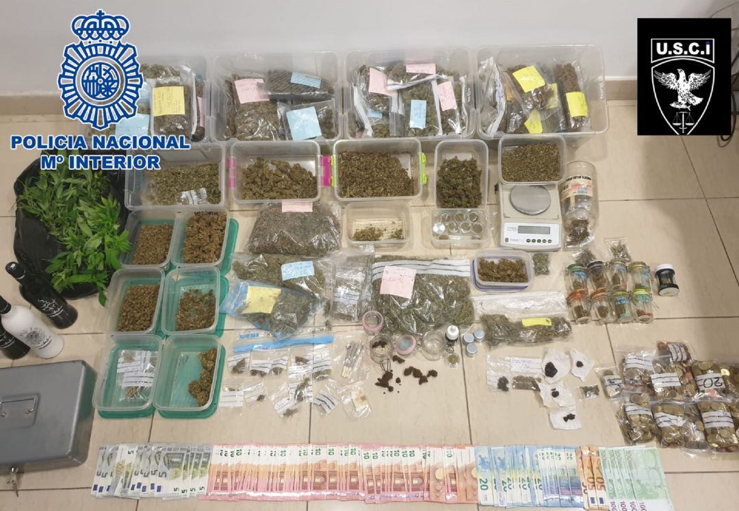 Sustancias y dinero incautado por los agentes policiales.