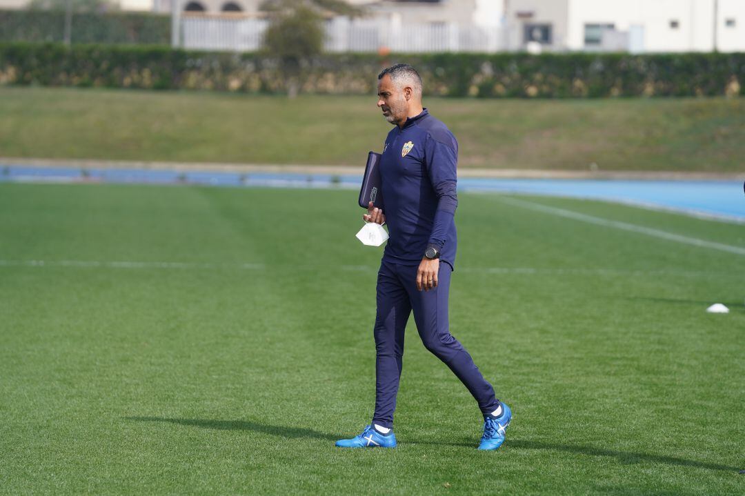 José Gomes en el entrenamiento del equipo en el Anexo.