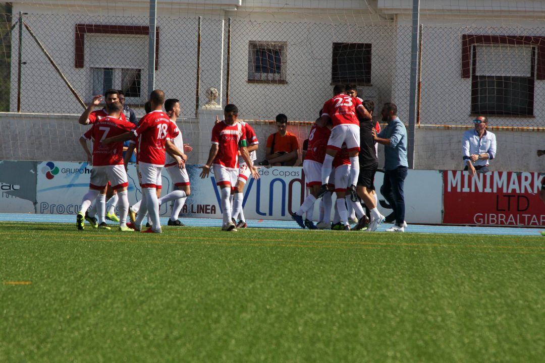 La plantilla festeja un gol.