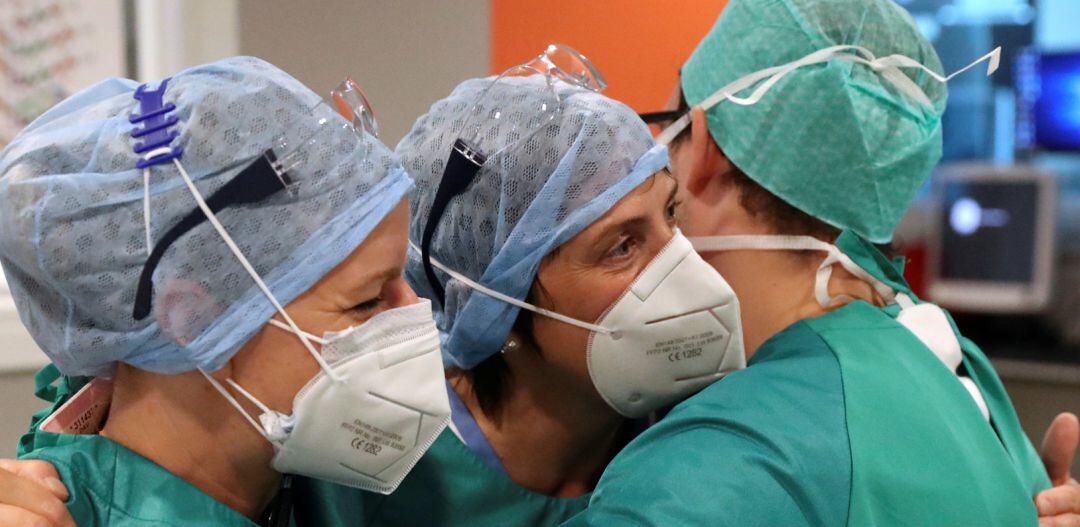 Sanitarios abrazándose en un hospital