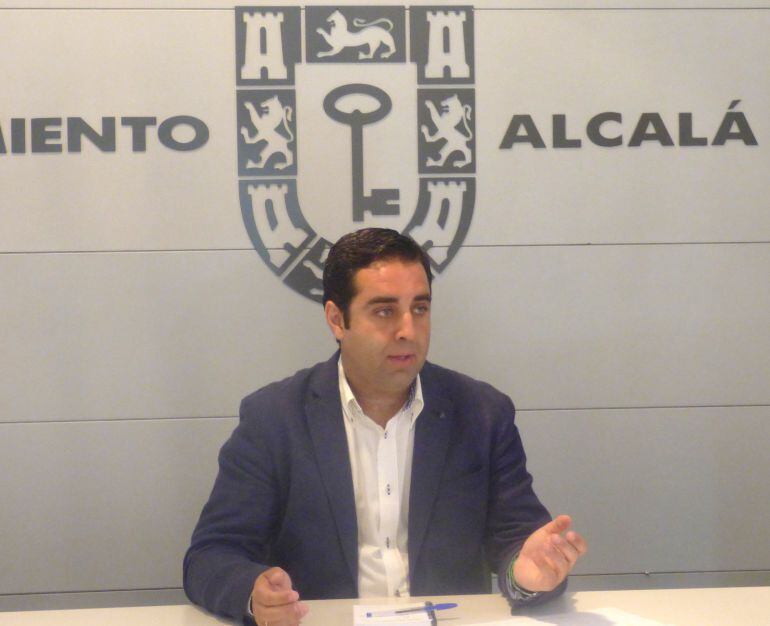 El alcalde confirmó en rueda de prensa que el Ayuntamiento de Alcalá la Real pretende reducir la deuda municipal en 1&#039;3 millones de euros