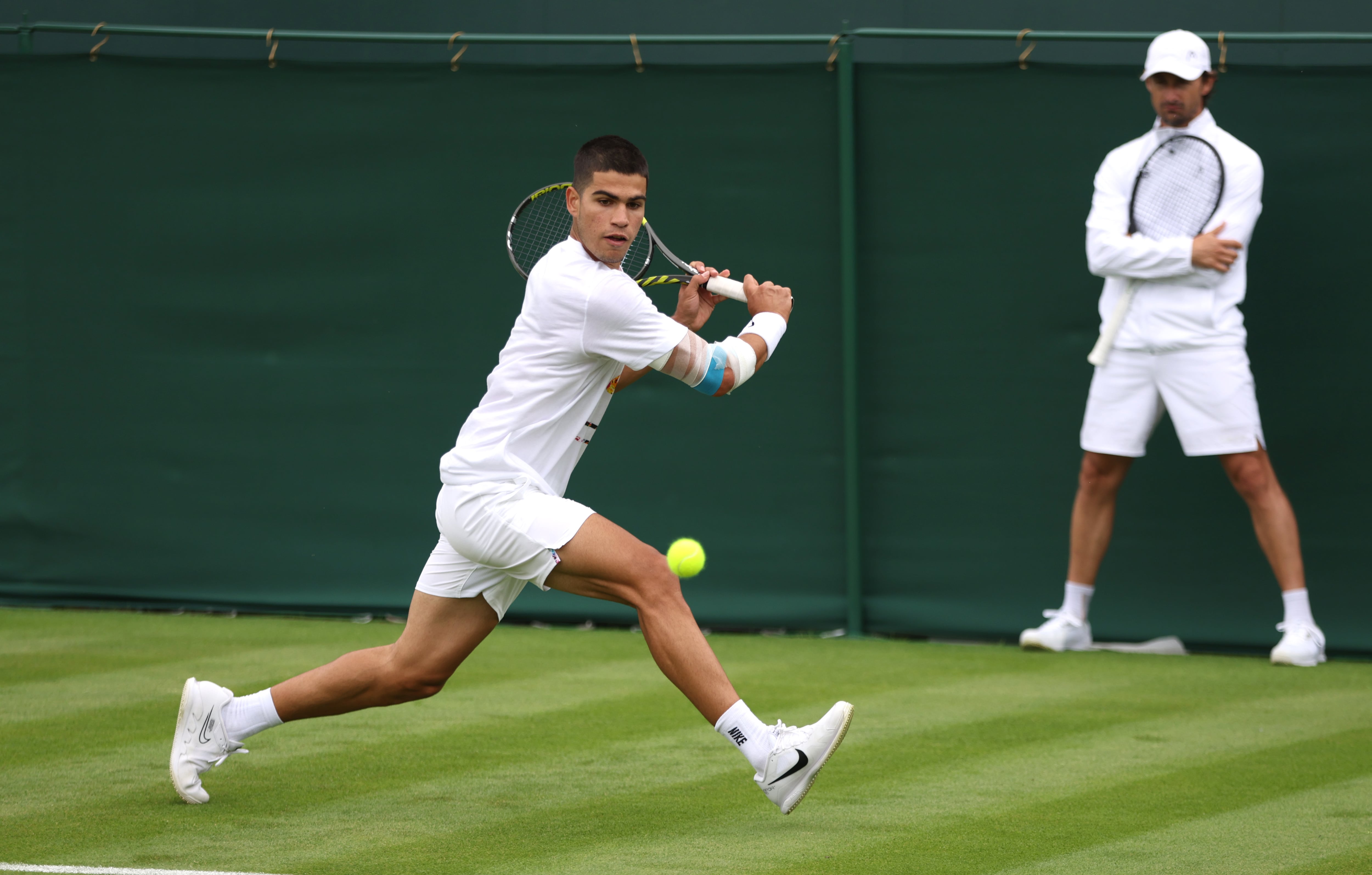 Carlos Alcaraz entrenando en las jornadas previas a Wimbledon