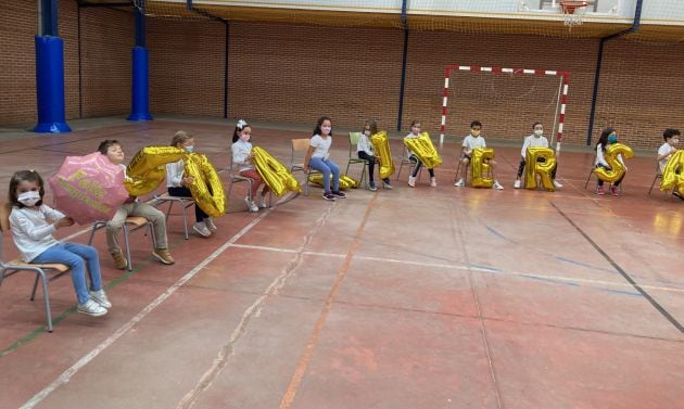 Algunos de los escolares presentes en el acto del 50 aniversario